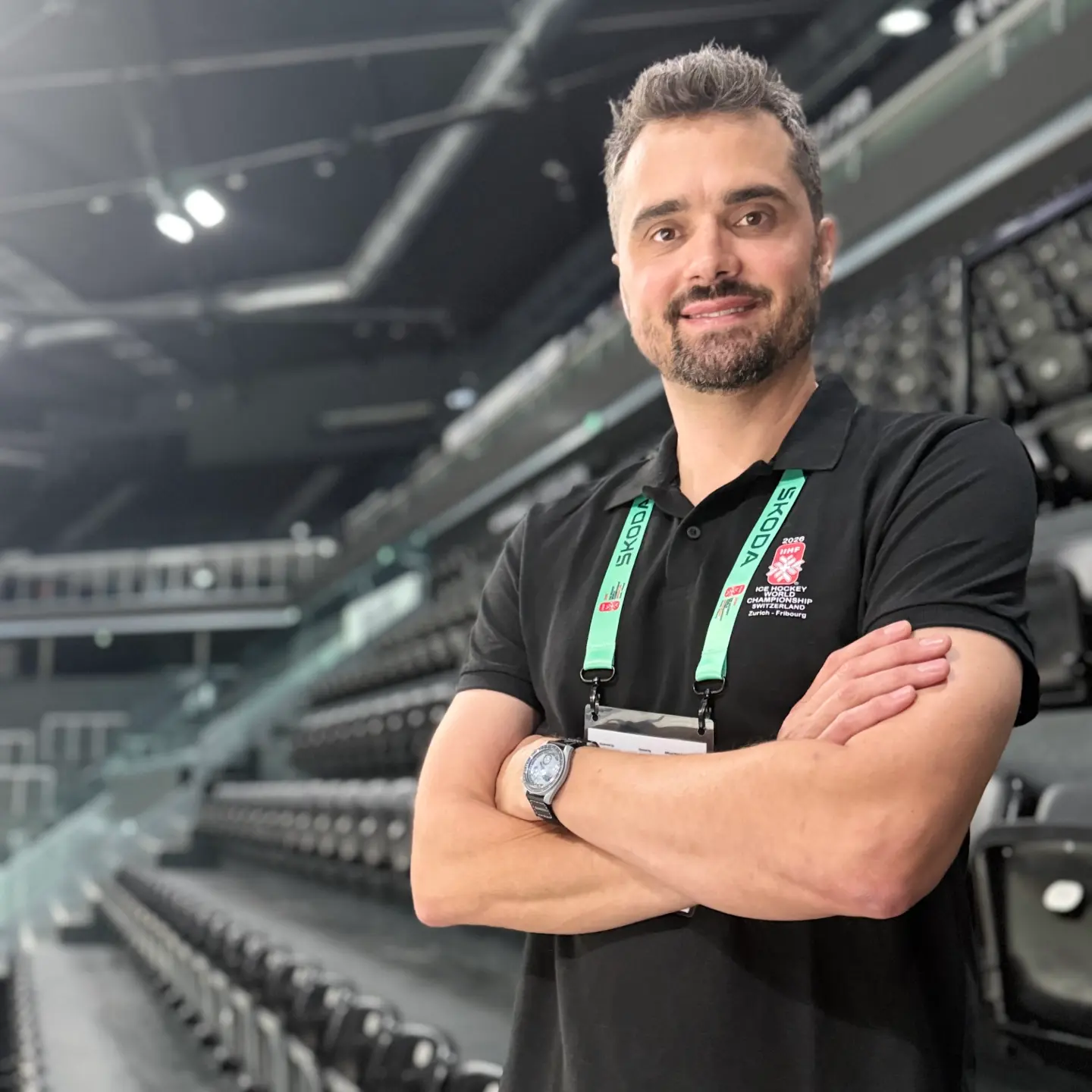 Mann steht vor Tribüne