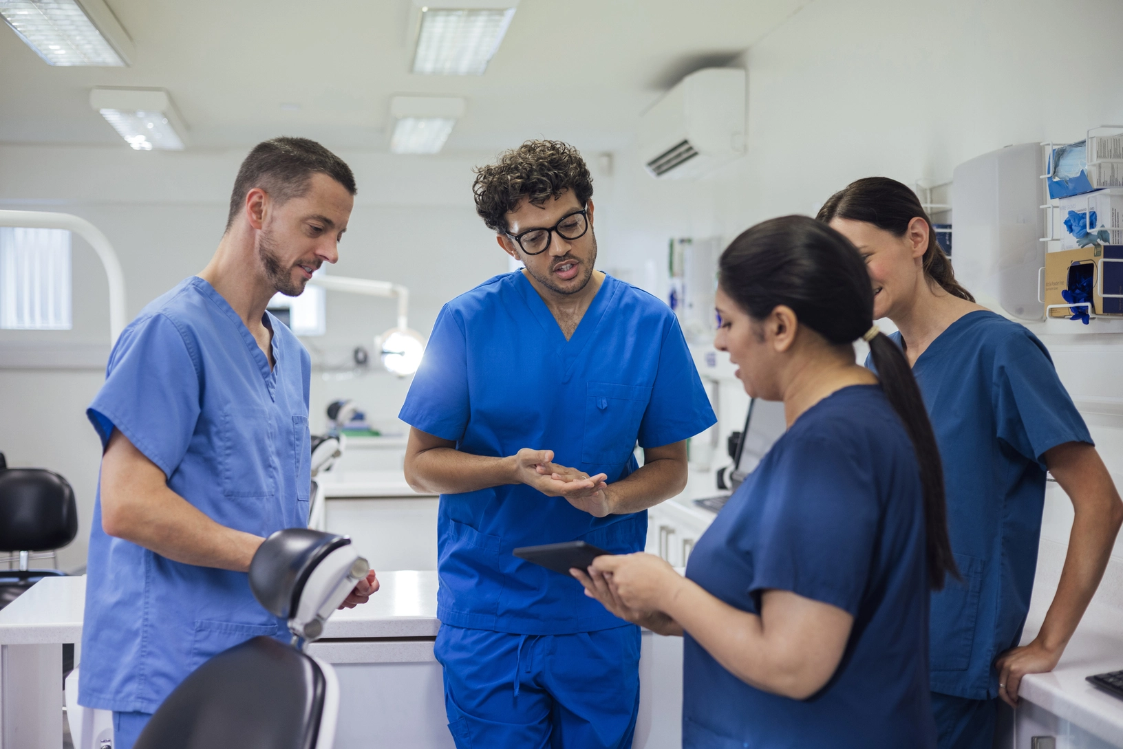 Gespräch in der Zahnarztpraxis. 