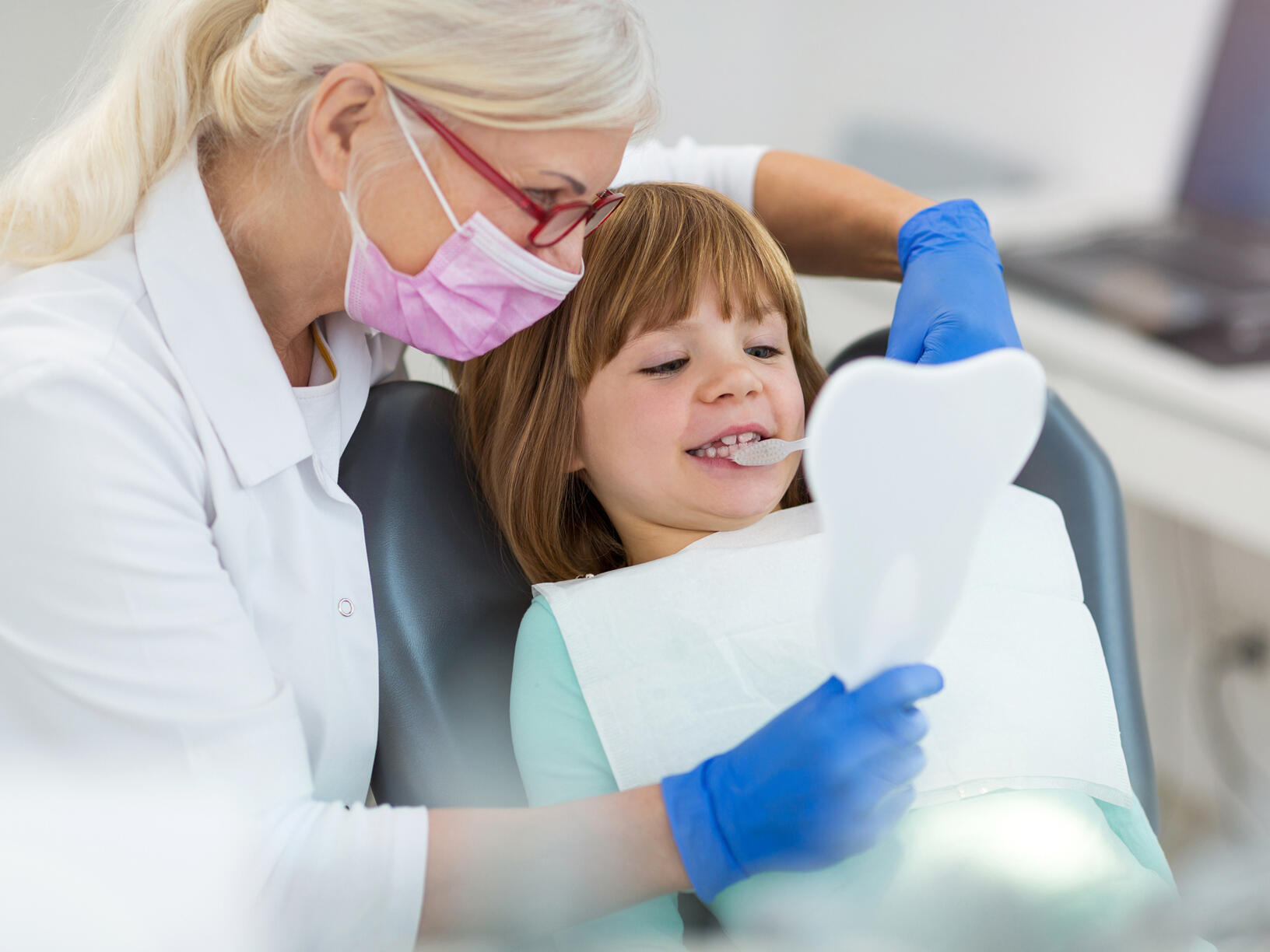 Kind in Zahnarztpraxis