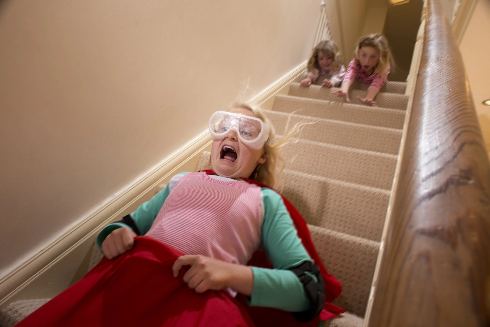 Kind rutscht die Treppen runter
