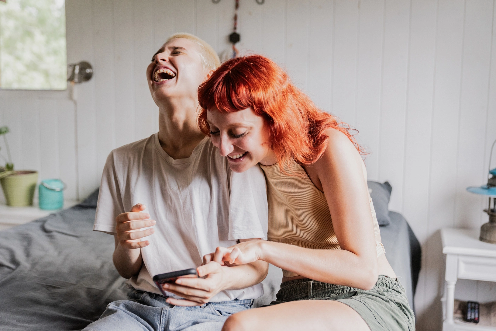 zwei junge Frauen lachen