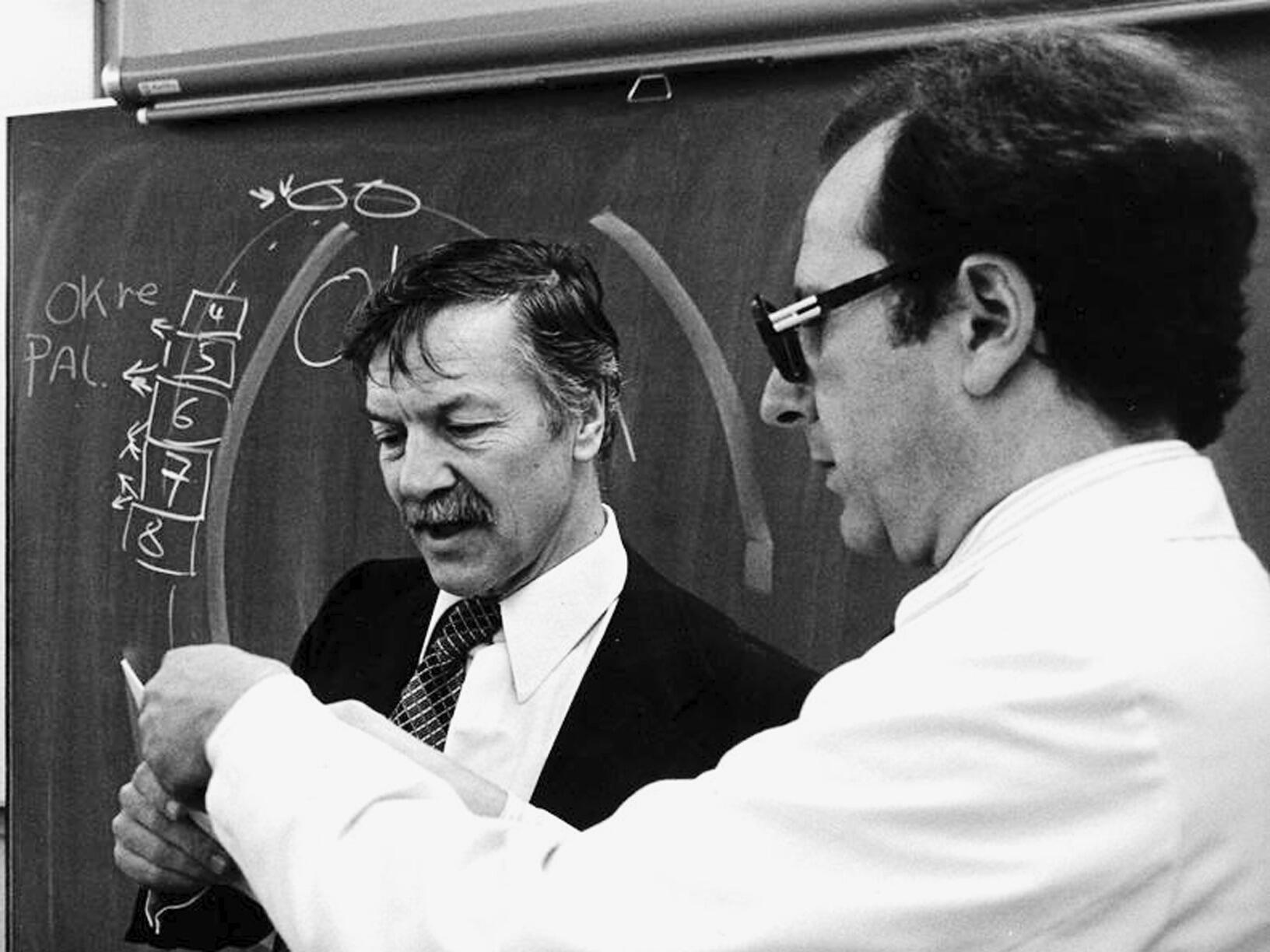 Professor Thomas Marthaler diskutiert mit Dr. Ulrich P. Saxer. Aufnahme ca. 1975. (Bild: Archiv Milan Schijatschky)