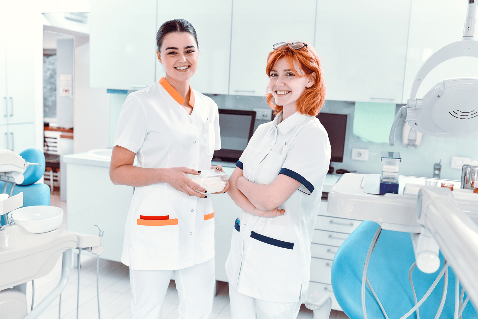 Zwei Frauen in einer Zahnarztpraxis
